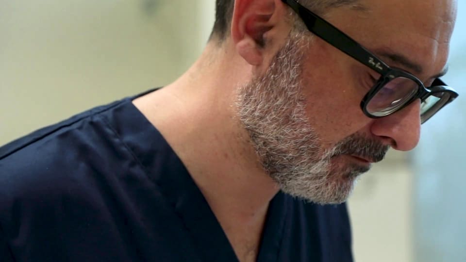 Il Prof. Coricciati, concentrato, durante un trattamento